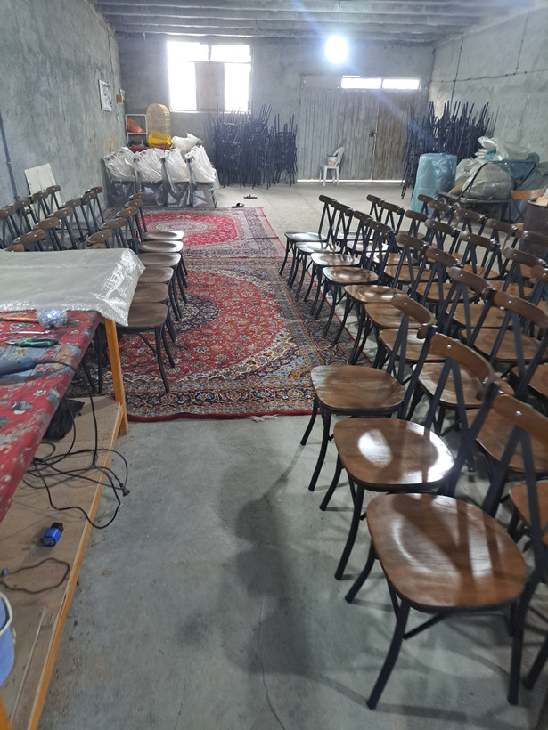 صندلی کافی شاپ تونت برندثنکو۲۴۲۲ پایه فلزی مشکی کف وپشت چوبی